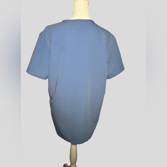 Figs Leon Three-Pocket Scrub Top - Picture 5 of 7